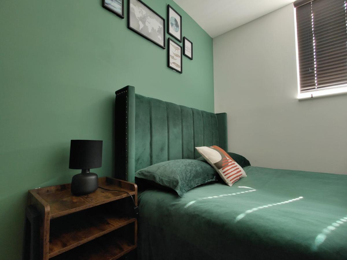City Centered 2 Bed Serviced Apartment- Sherpa Homes Суиндън Екстериор снимка