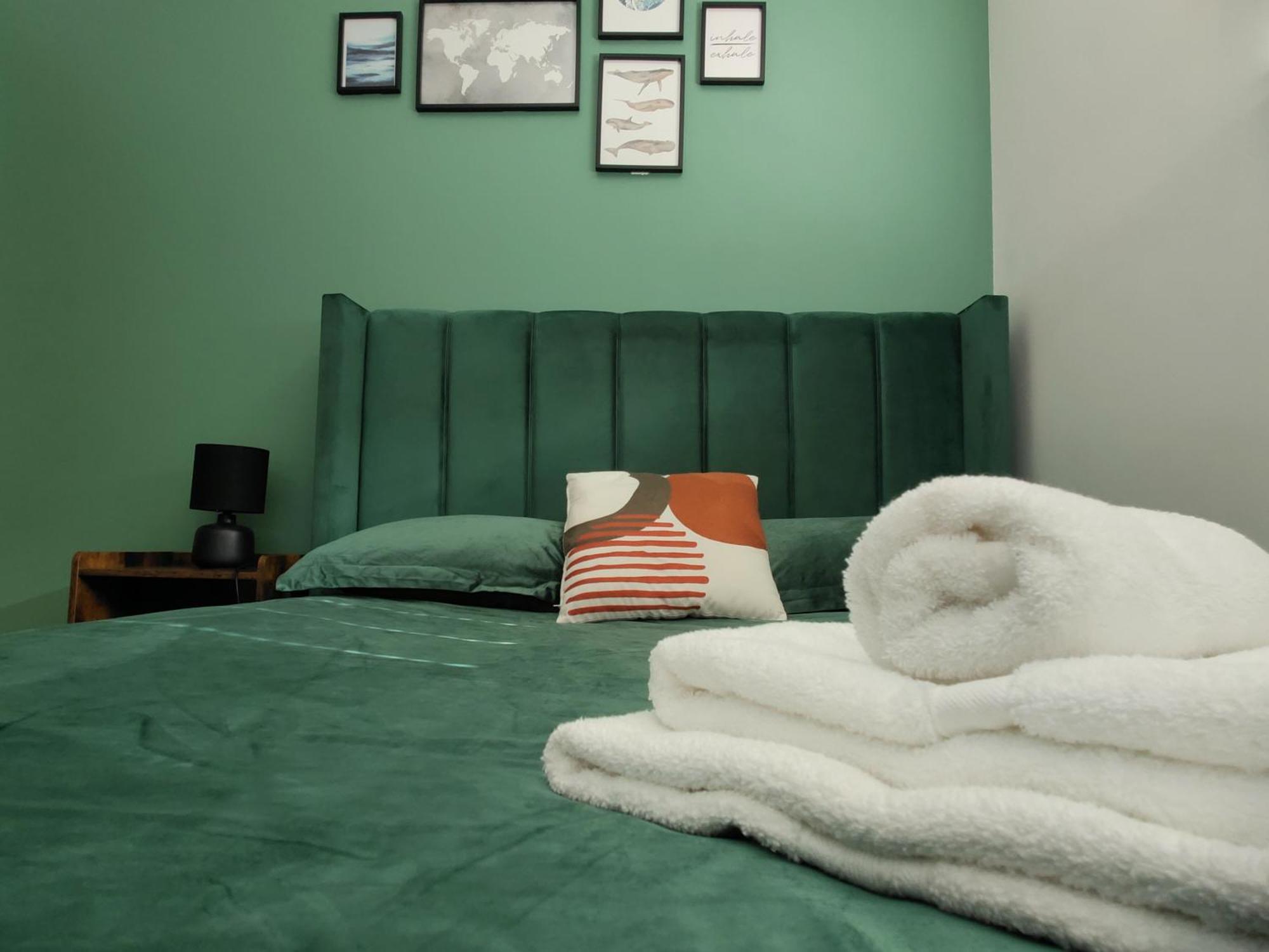 City Centered 2 Bed Serviced Apartment- Sherpa Homes Суиндън Екстериор снимка