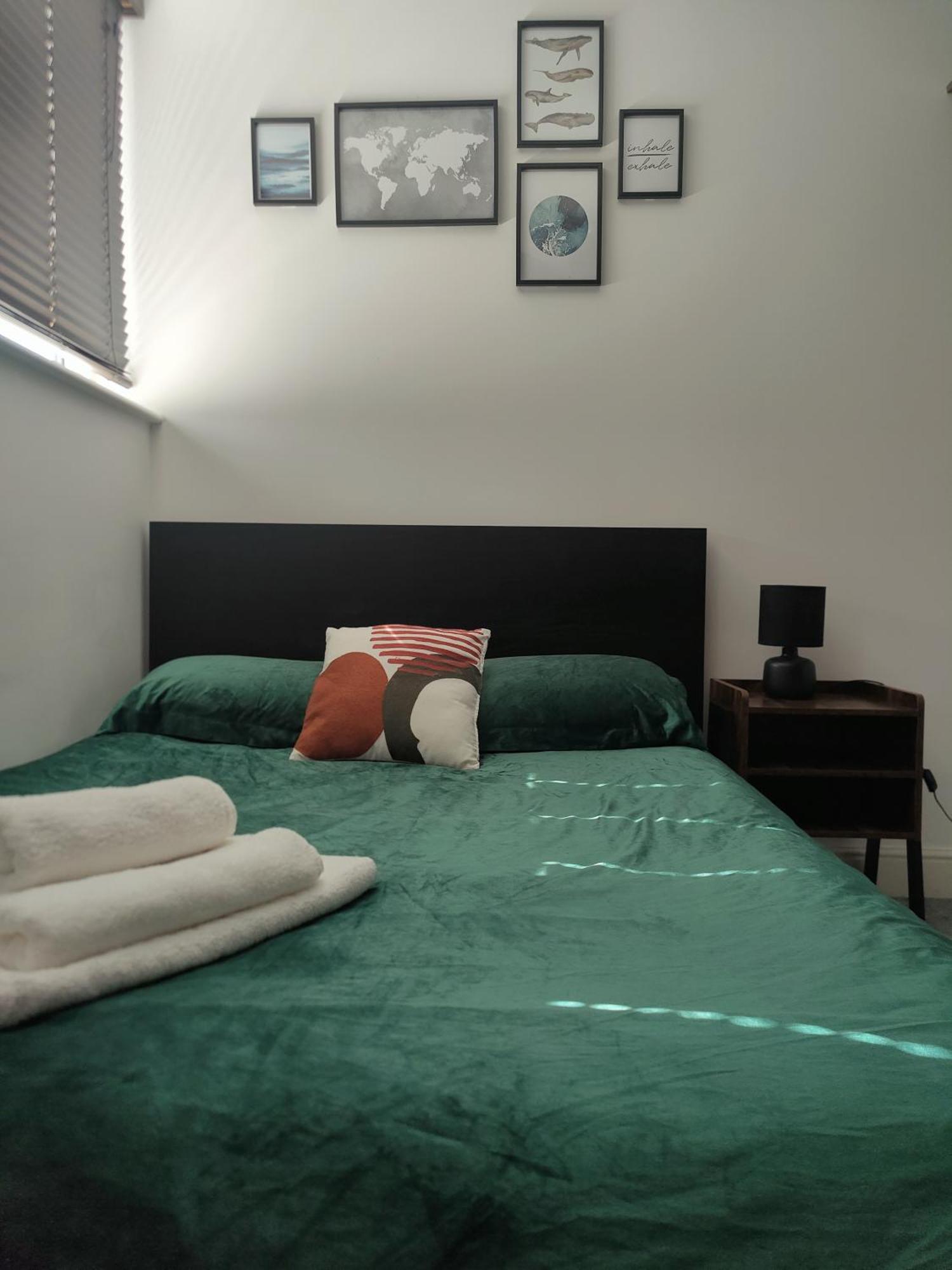 City Centered 2 Bed Serviced Apartment- Sherpa Homes Суиндън Екстериор снимка